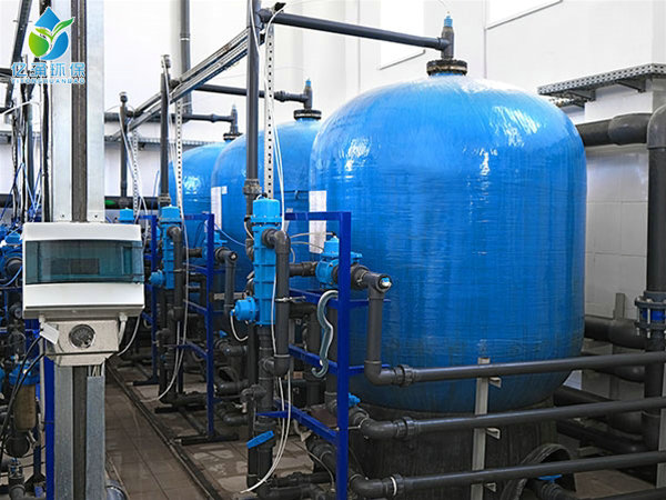 污水處理設施內的藍色水箱和管道，工業水廠